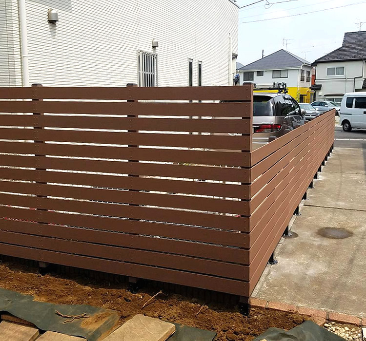 駐車場側の人工木フェンス完成