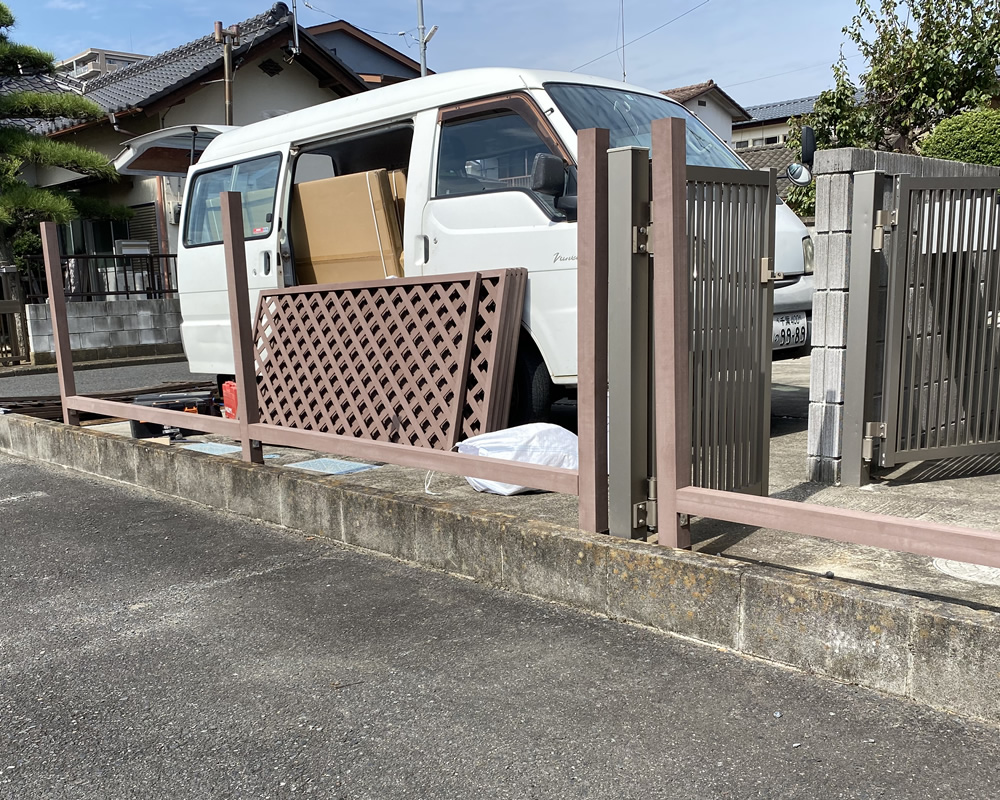 ラティスの土台として支柱を設置