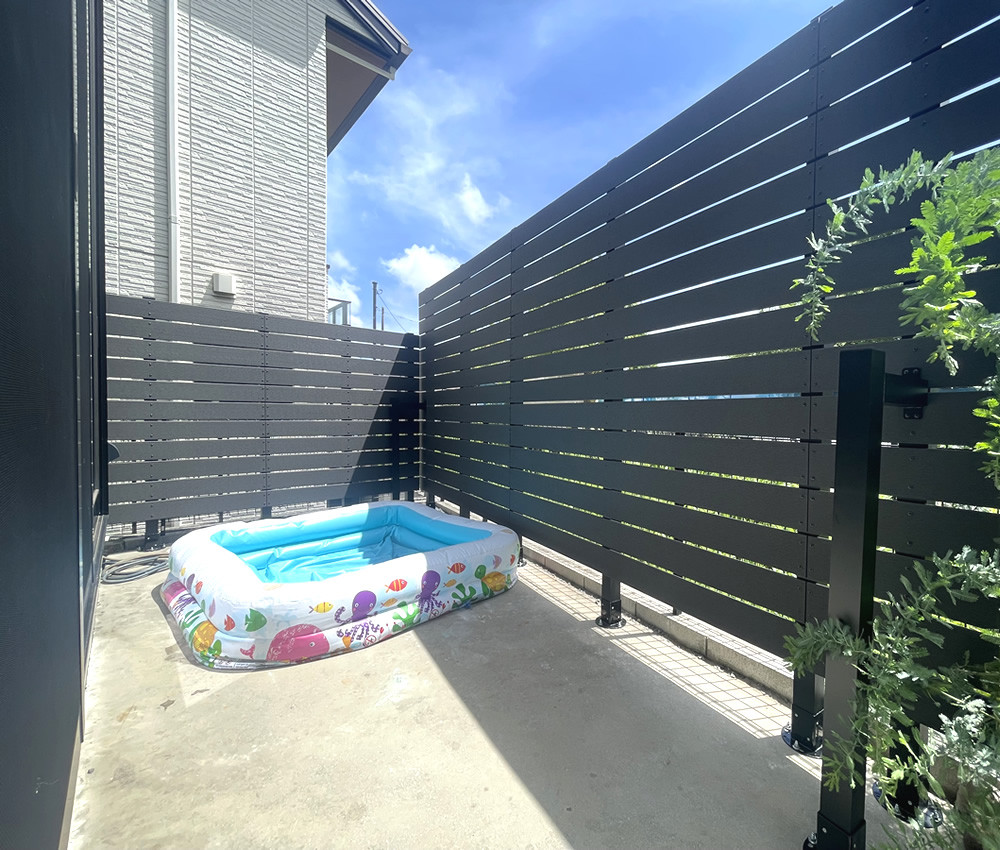 人工木フェンスブラック色設置例です