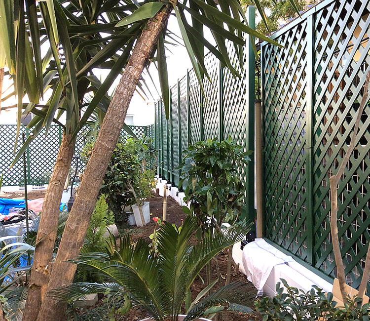 人工木ラティス設置完成