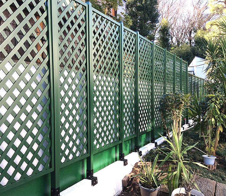 人工木グリーン塗装ラティス全景写真